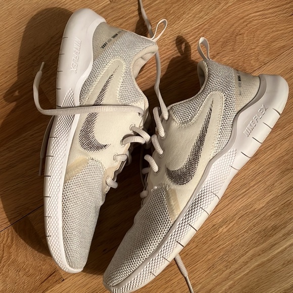 Nike cross training white womens sneakers - Picture 4 of 8